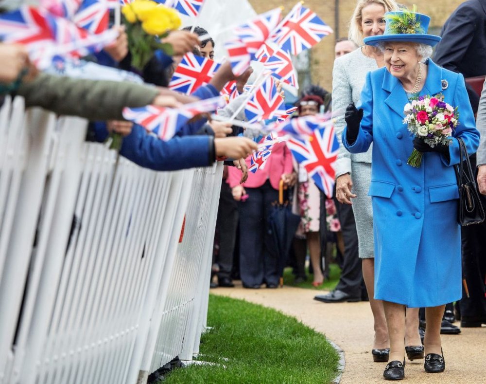 أطفال يمتدحون ملكة بريطانيا في أولى مهماتها الرسمية بعد عودتها من بالمورال