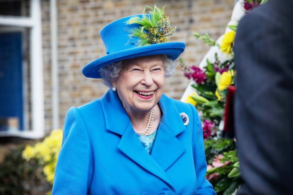 ملكة بريطانيا بإطلالة ملونة