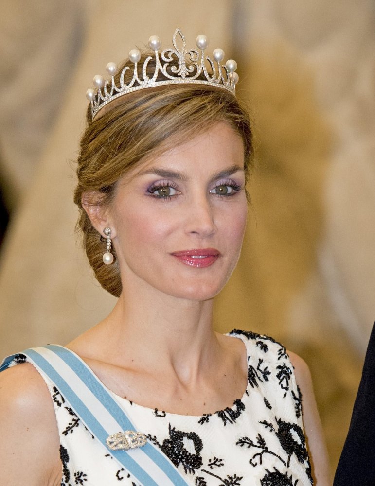 الملكة ليتيزيا ترتدي تاج " Pearl Fleur de Lys"
