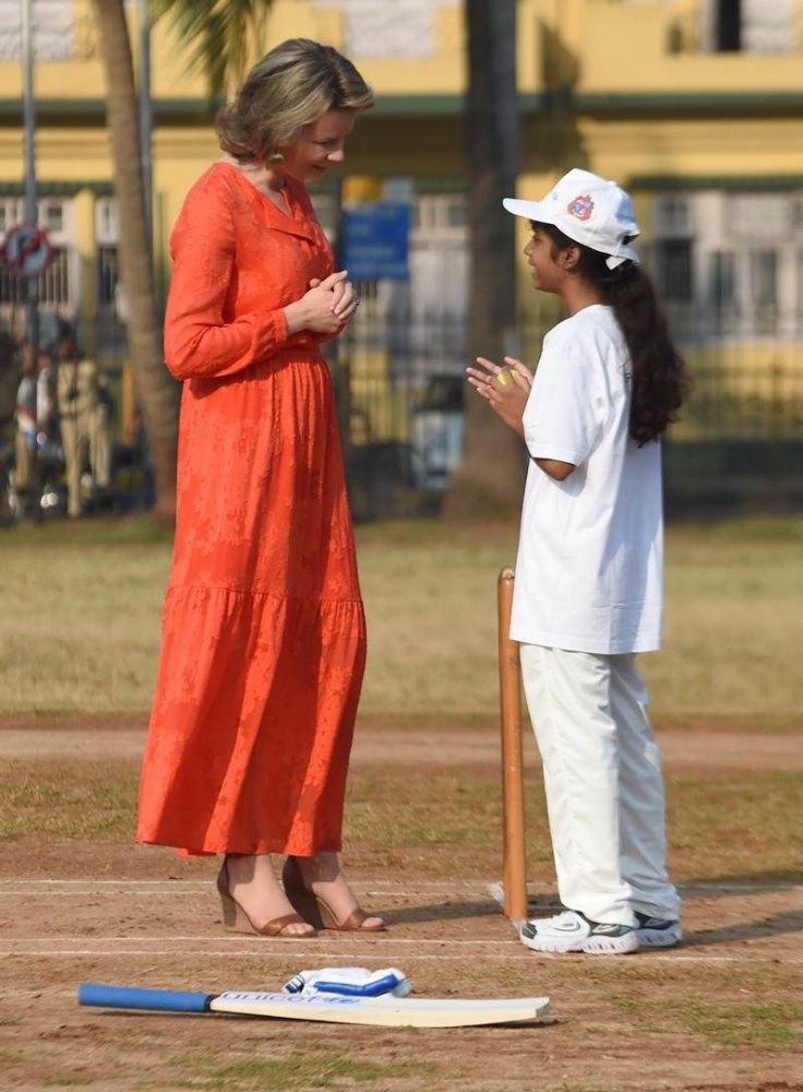 الملكة ماتيلد تمارس رياضة الكريكت في الهند