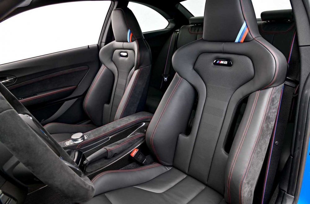 قدمت BMW لسيارتها مقاعد ذات تصميم رياضي للغاية وتتمتع بخاصة التدفئة