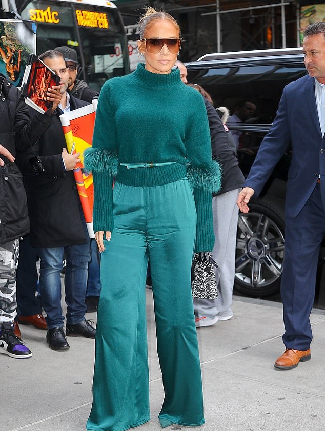 جنيفر لوبيز Jennifer Lopez مرتدية اللون البترولي الراقي الذي حمل توقيع Sally Lapointe