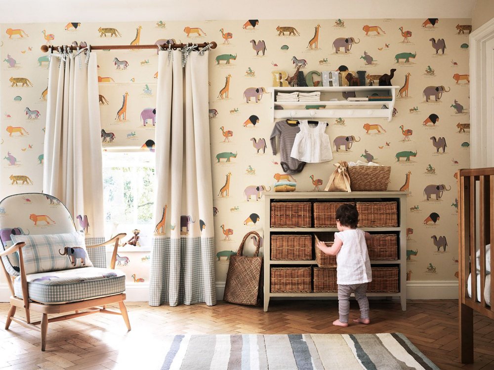 الستائر في غرف الأطفال تنسجم مع ورق الجدران وقماش الكرسي