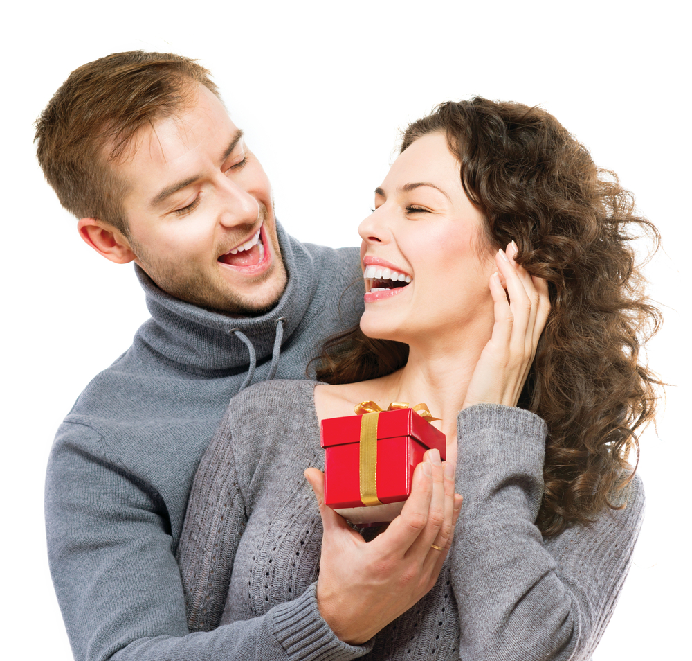 التعبير الدائم عن الحب وتبادل الهدايا يزيد التقارب بين الزوجين