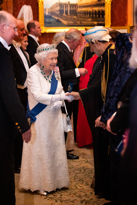 أناقة ملكة بريطانيا في حفل الاستقبال الدبلوماسي