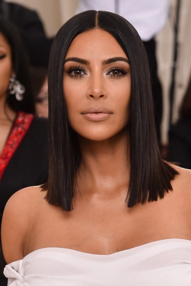 قصات شعر كاري طويلة تصل الى حدود الاكتاف من وحي Kim Kardashian