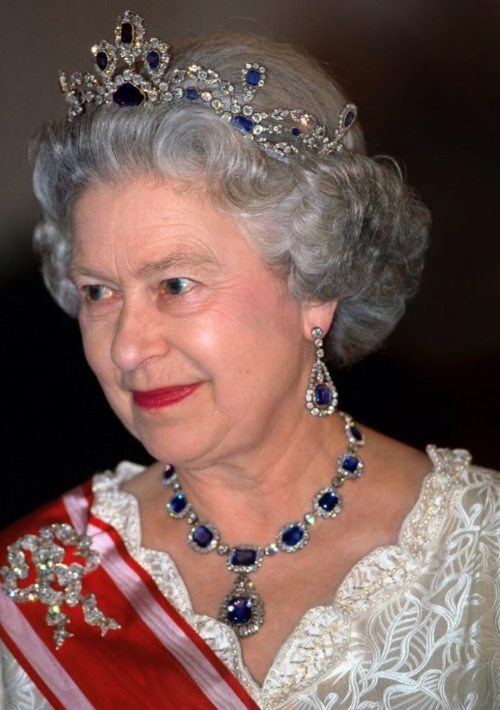 الملكة اليزابيث ترتدي طقم The George VI Sapphires