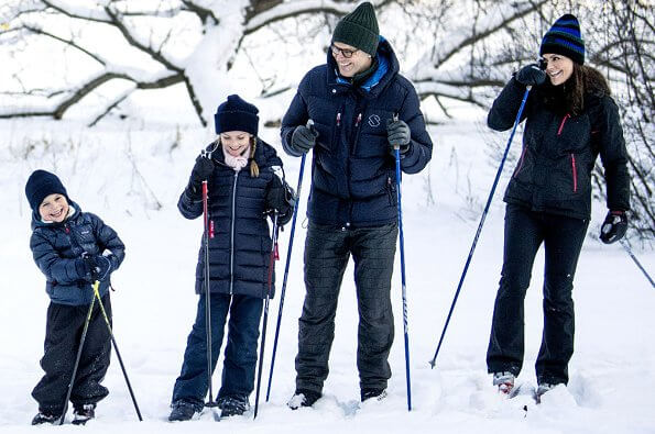 العائلة المالكة السويدية في نزهة تزلج