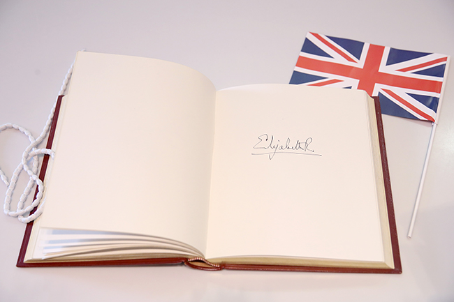 توقيع ملكة بريطانيا الرسمي Elizabeth R
