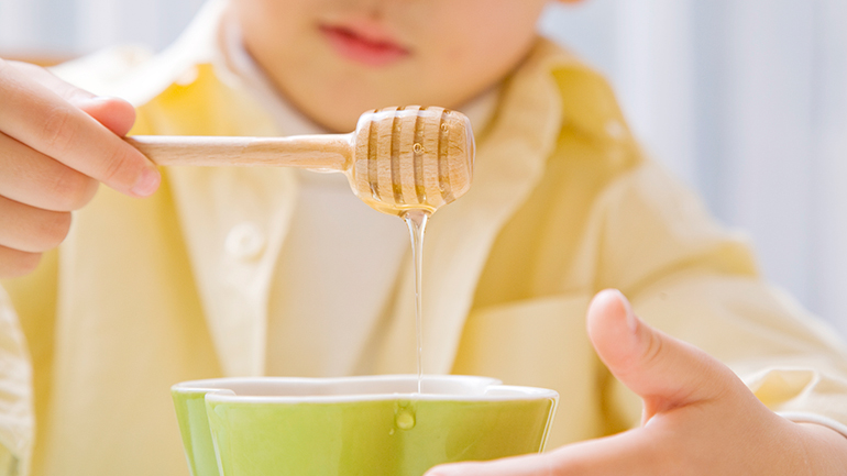 فوائد العسل الأبيض على الريق للأطفال