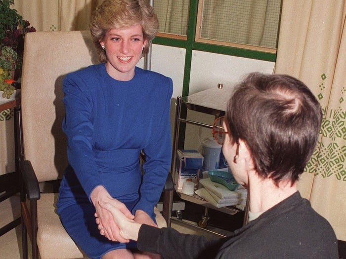 الأميرة ديانا تصافح إحدى مرضى الأيدز