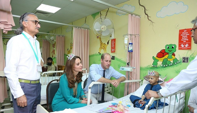 الأمير ويليام وكيت ميدلتون في زيارة سابقة لأحد مستشفيات السرطان في باكستان