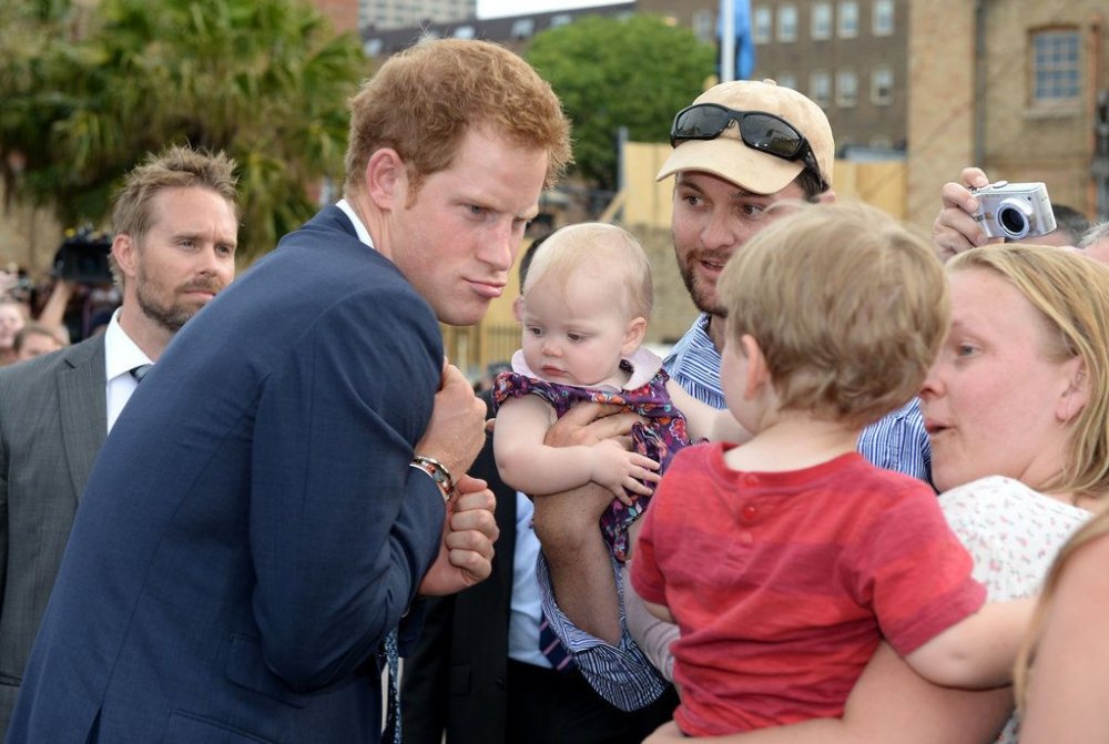 الأمير هاري يحاول مداعبة أحد الأطفال