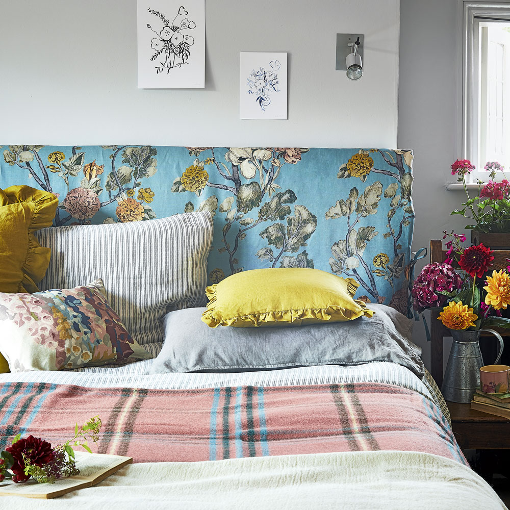 قماش مزهر يغلف سرير غرفة نوم ريفية