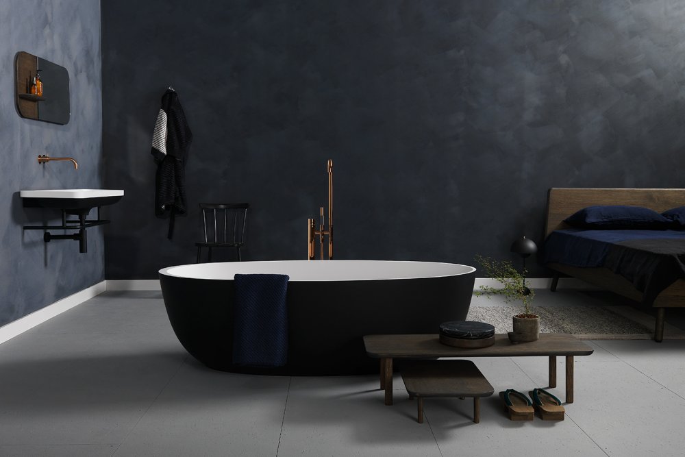 ديكور حمام عصري يبرز جماله اللون الأسود مع النحاسي