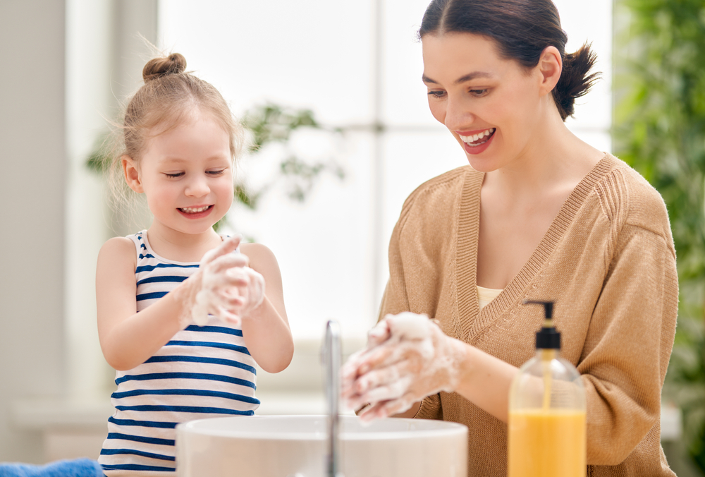 تشجيع الأطفال على الاهتمام بالنظافة الشخصية وغسل اليدين كمبدأ عام وهام ليس لفيروس كورونا فقط
