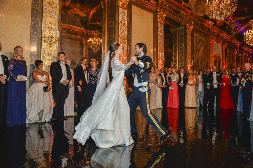 لقطة رومانسية تجمع بين الأمير كارل والأميرة صوفيا في حفل زفافهما