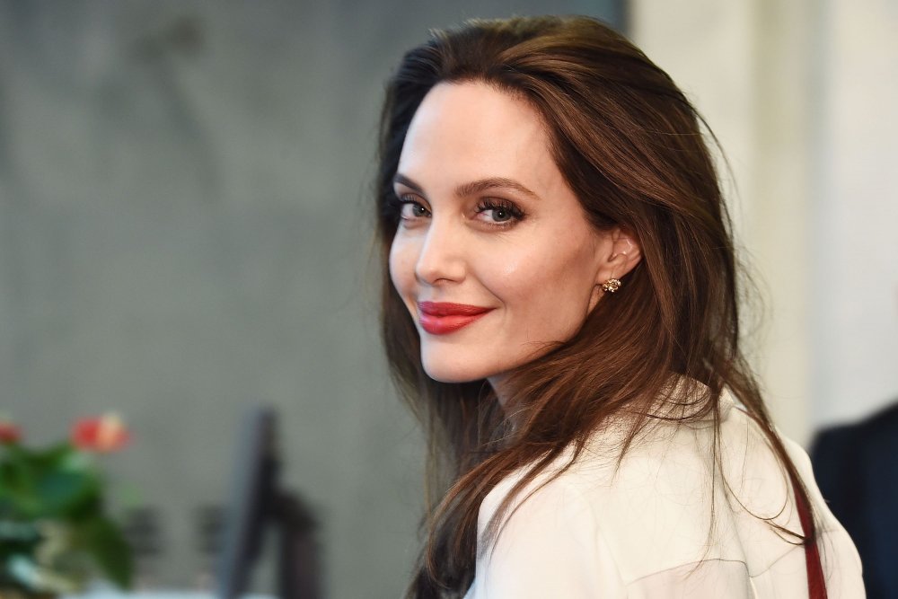  أنجيلينا جولي (Angelina Jolie) تقع في حب أحد حراسها الشخصين