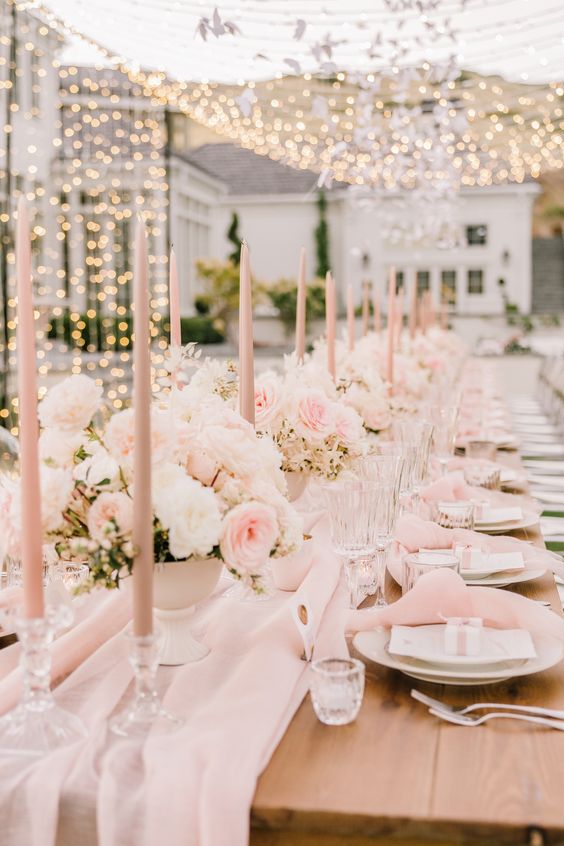 ديكور رائع بجمال الورود باللون الزهري لحفل زفافك