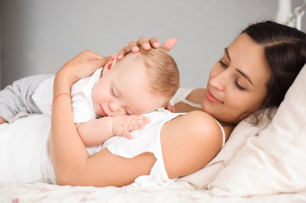 كم ساعة يجب أن ينام الطفل في عمر شهرين
