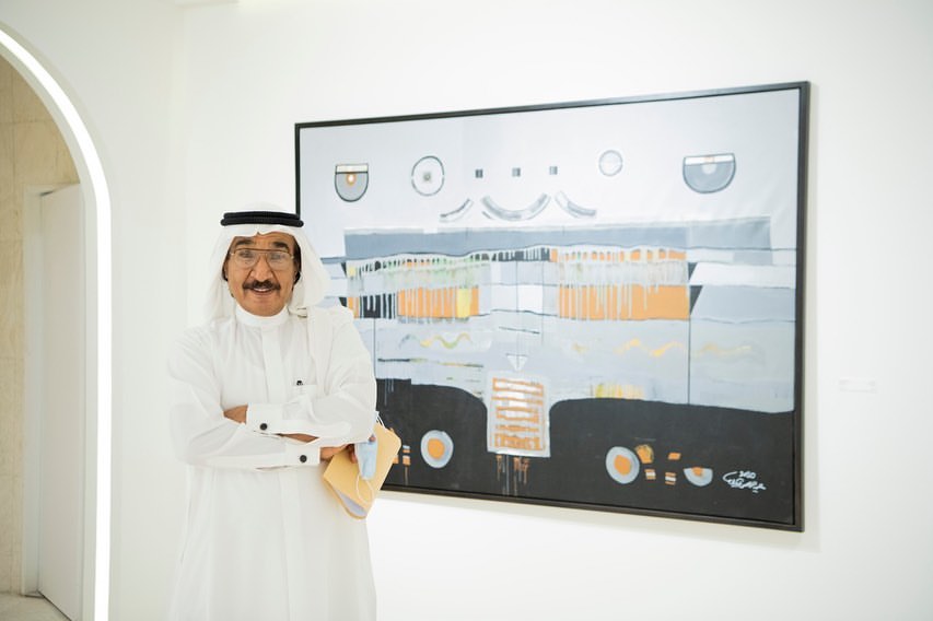 الفنان عبدالرحمن السليمان بين أعماله في معرض مكتبة الفن