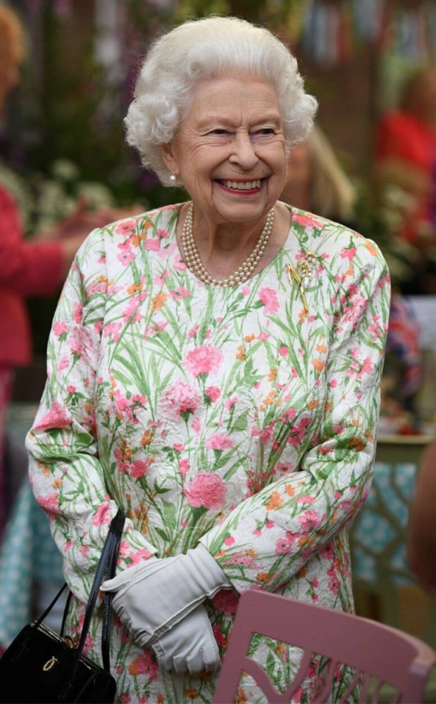 اطلالة الملكة اليزابيت بموضة الفستان المطبع بالورود