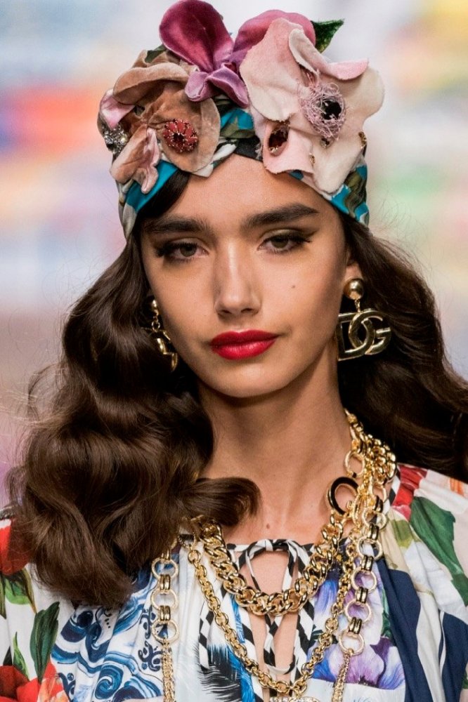 تسريحات شعر يومية ويفي للشعر المتوسط من Dolce & Gabbana