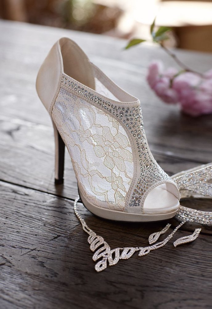  حذاء زفاف العروس مع المجوهرات يكشف روعة إطلالتك
