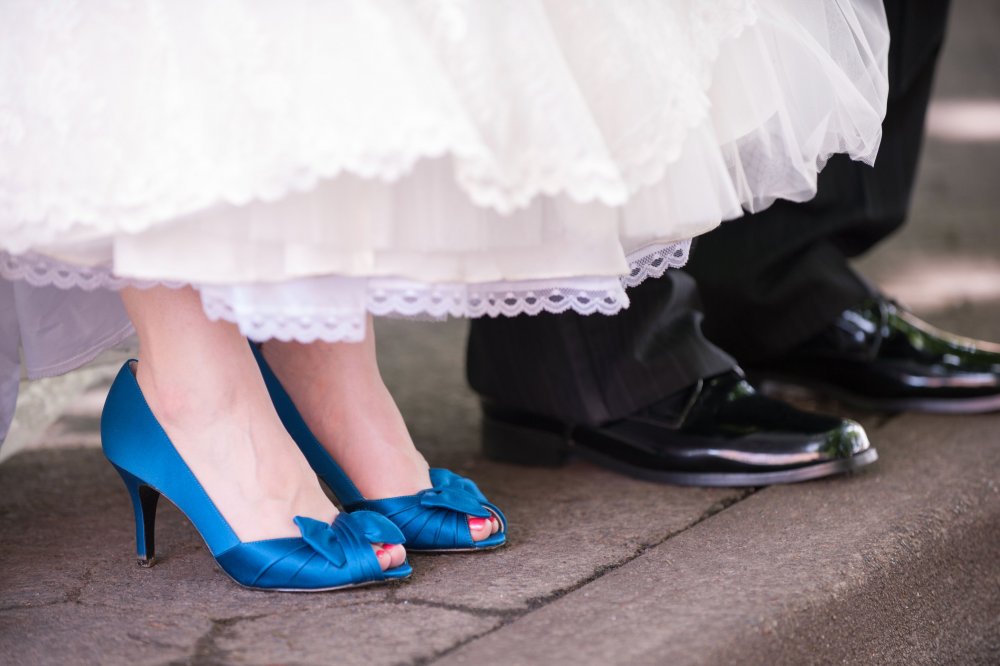 صور حذاء الزفاف مع حذاء العريس من اللقطات المميزة و غير التقليدية 