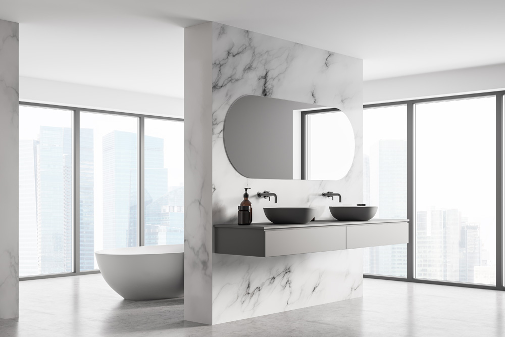 جمال الرخام بلونه الأبيض البسيط في تصميم حمام عصري