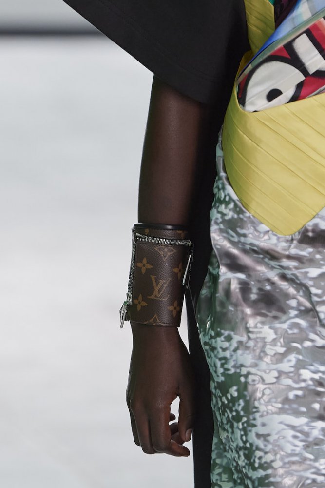 الجلد الفاخر مع طبعات لوغو الدار الشهيرة بإسوارة شبابية من Louis Vuitton