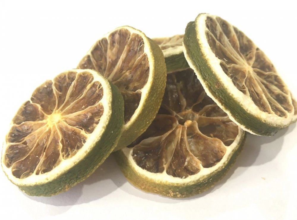  يحتفظ الليمون الأسود بقشره الذي يمكن أن يعزز فقدان الوزن