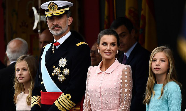 الملك فيليب السادس  ملك إسبانيا وزوجته الملكة ليتيزيا وابنائهم