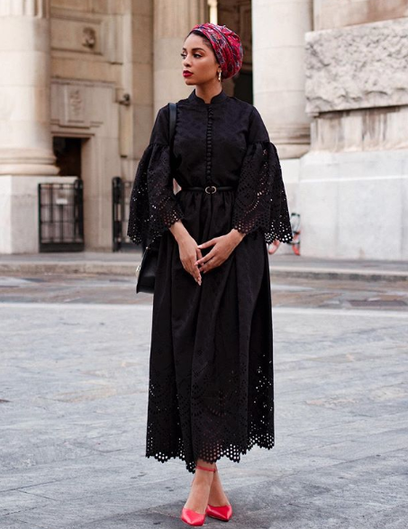 فستان أسود من الدانتيل اختارته صوفيا جودسون