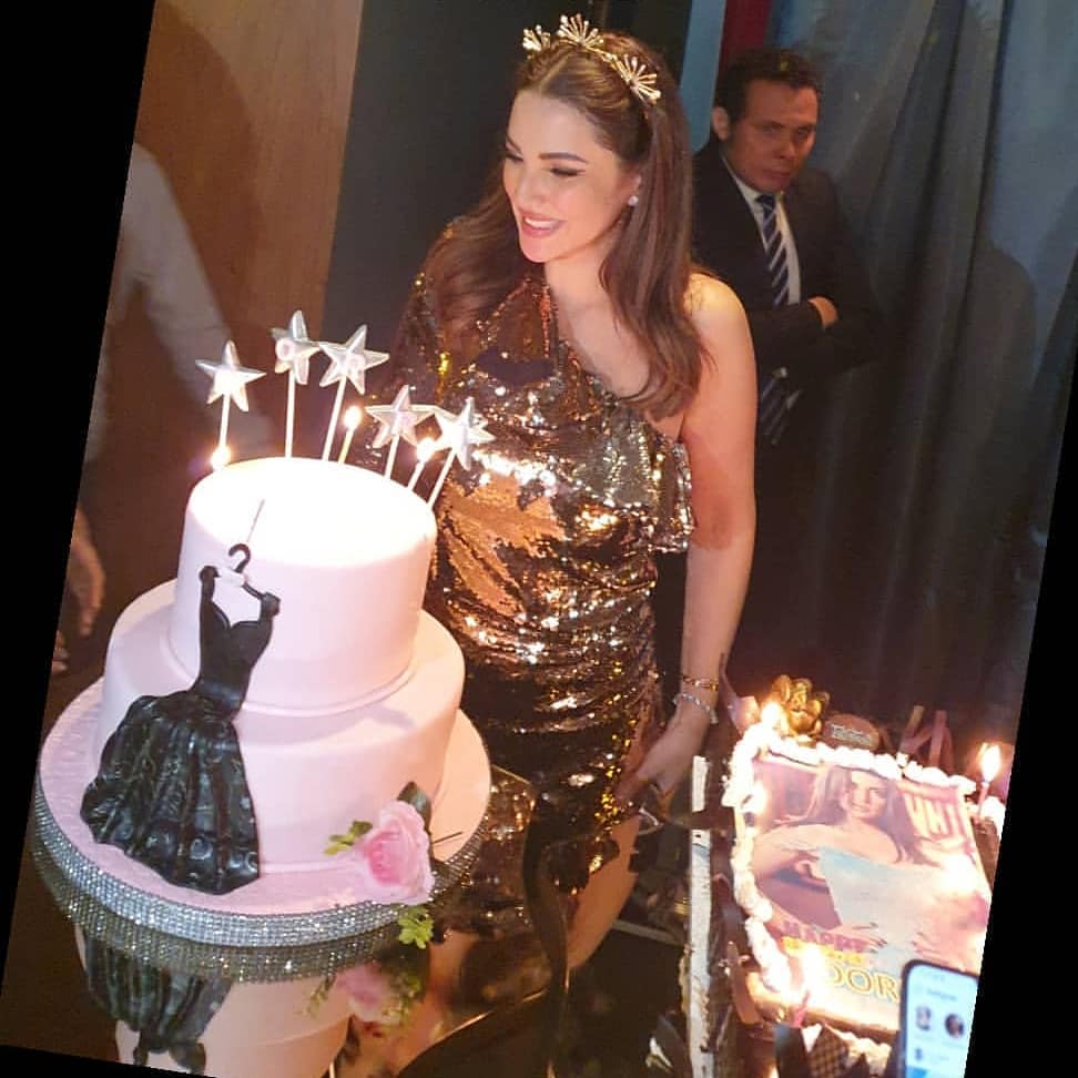 درة التونسية تحتفل بعيد ميلادها بفستان ذهبي قصير