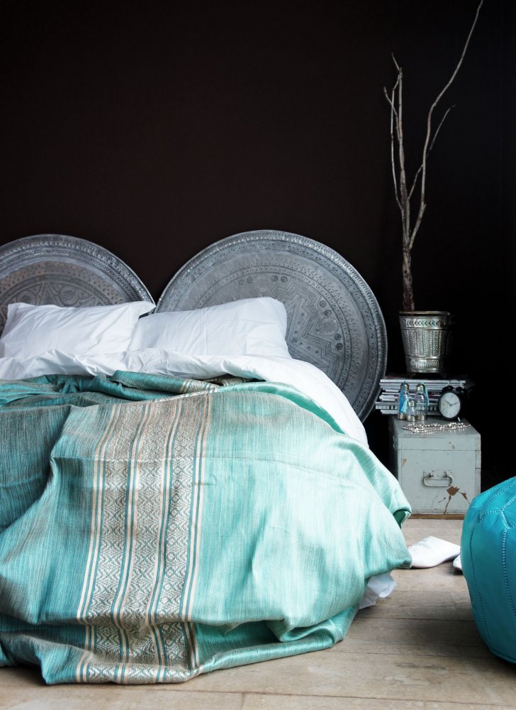 الأطباق الفضية لديكورات غرفة نوم بالطابع المغربي البسيط