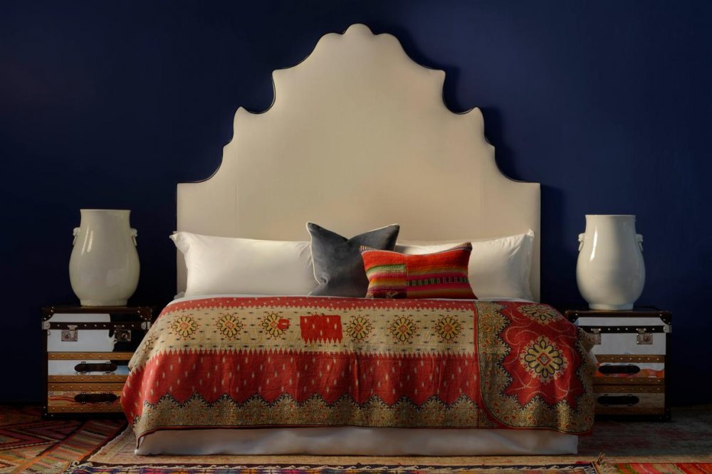تصميم سرير بالطابع المغربي مع اكسسوارات تزيّن غرفة النوم