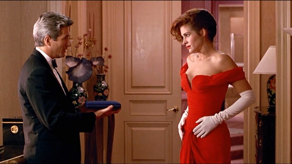 جوليا روبرتس باطلالتها الشهيرة بفستان السهرة الأحمر المكشوف الأكتاف مع القفازات البيضاء في فيلم Pretty Woman