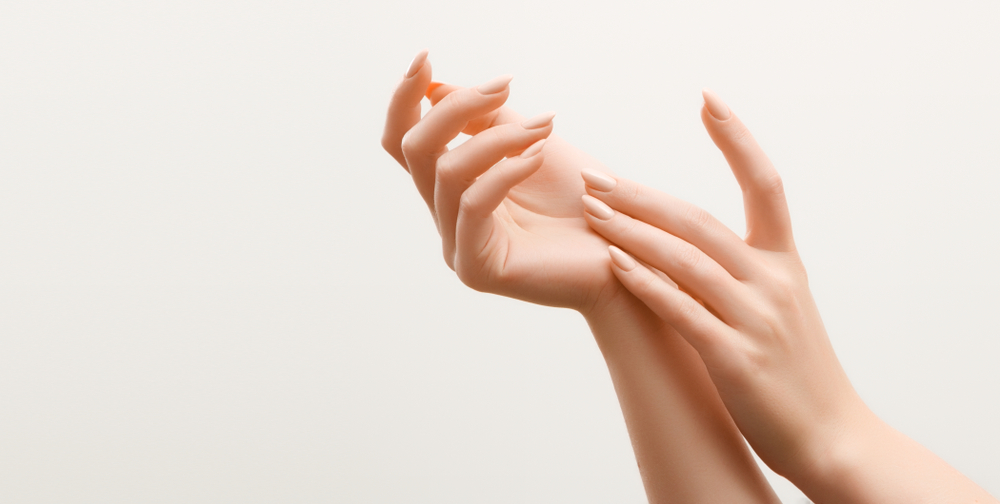 إليك بعض الوصفات الطبيعية لتنعيم وتفتيح يديك لتحسين مظهرها