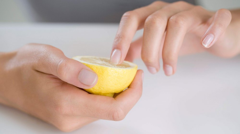 يساعد عصير الليمون على تفتيح أظافرك وإزالة البقع الداكنة عنهم