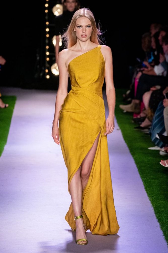 فستان باللون الأصفر من Brandon Maxwell