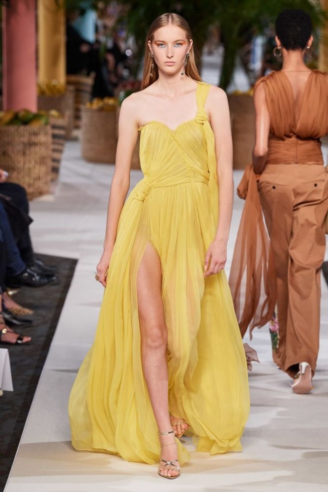 فستان باللون الأصفر من Oscar de la Renta