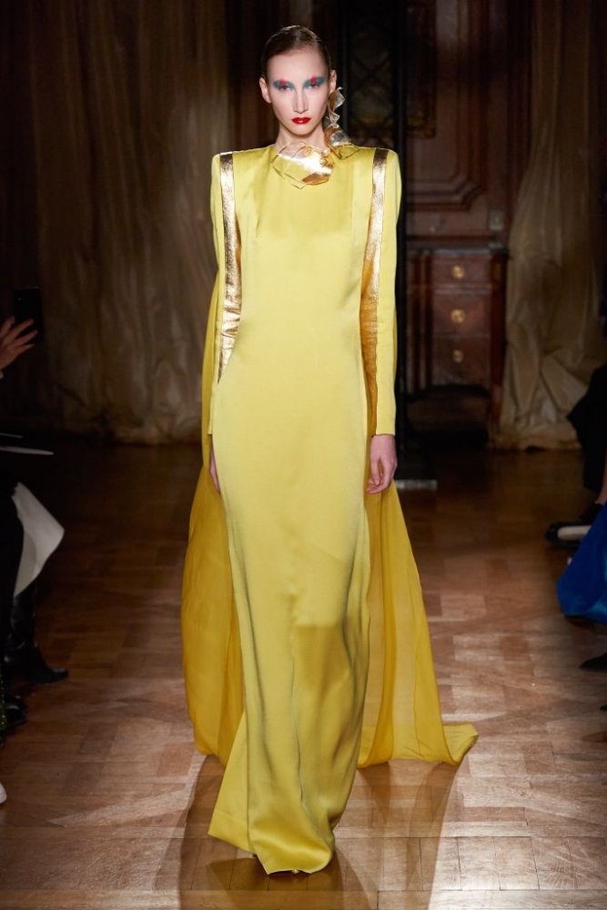 فستان باللون الأصفر من Ronald van der Kemp