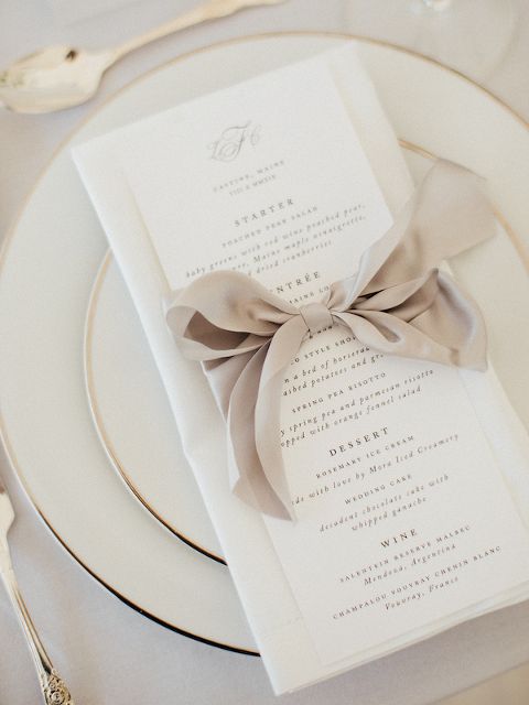 يمكنك تقديم بطاقات قوائم الطعام في حفلة زفافك بعدة طرق مميزة