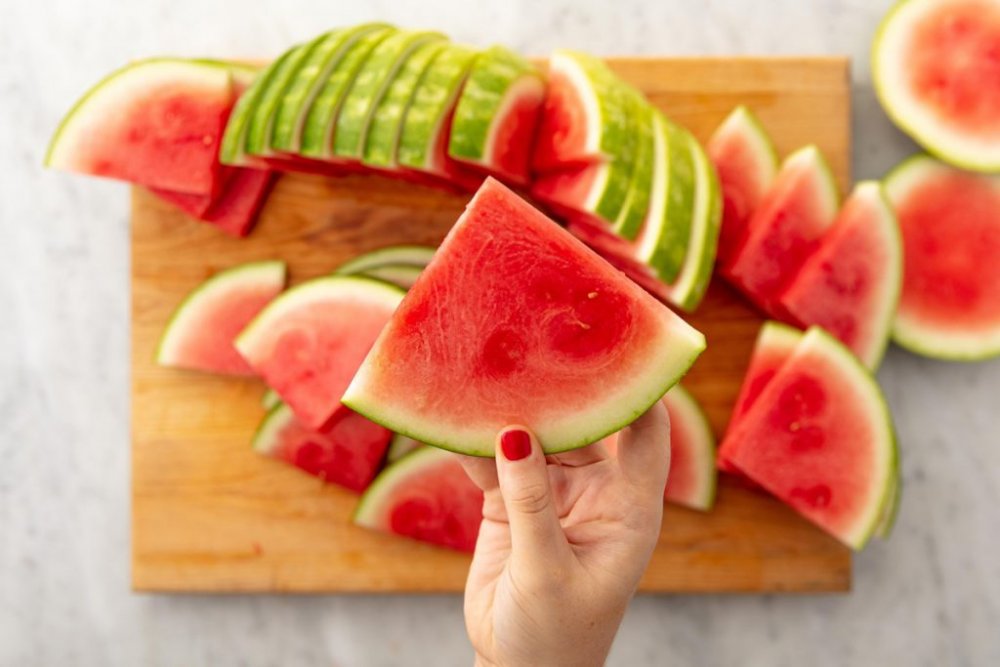 تناول الاطعمة الغنية بالماء مثل البطيخ لضمان رطوبة الجسم في رمضان