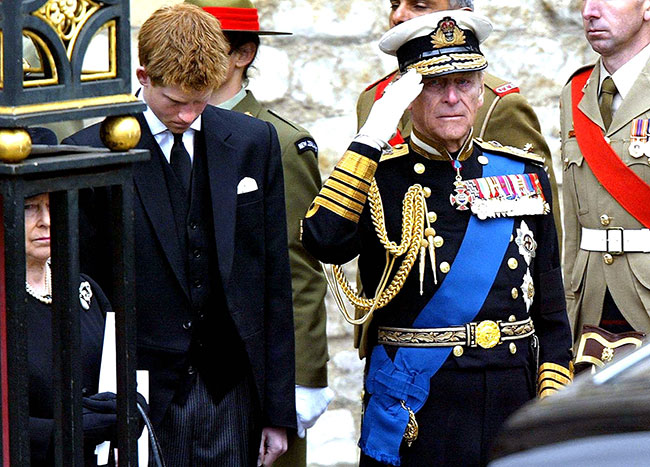 الأمير هاري لن يسمح له بأداء التحية العسكرية لجده