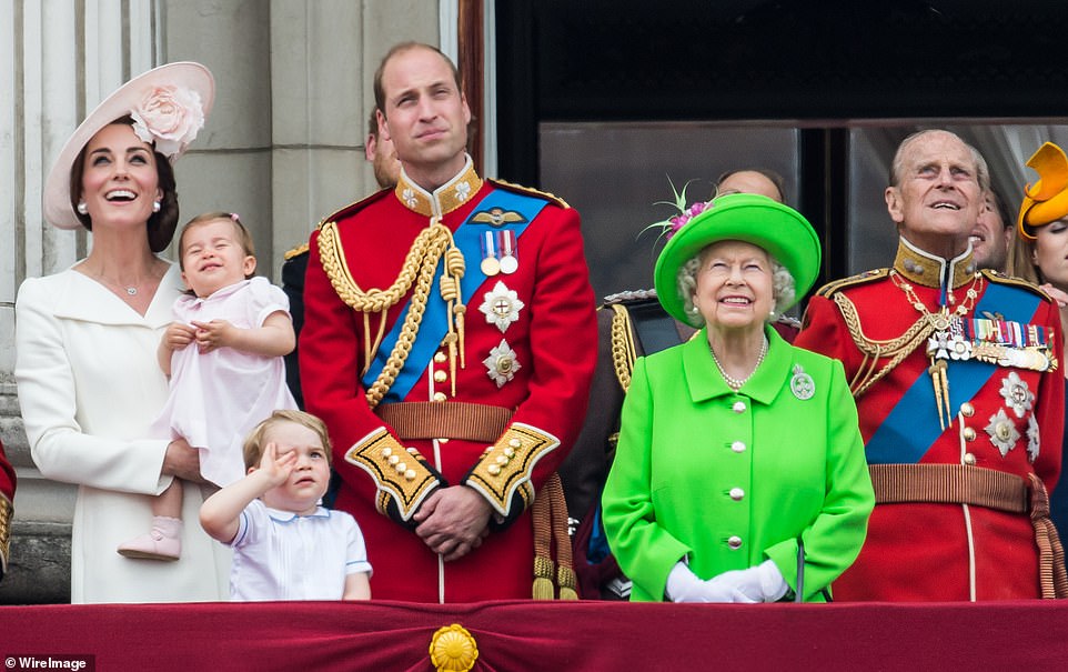 أفراد العائلة المالكة البريطانية يخططون لمرافقة الملكة في مهماتها الرسمية القادمة