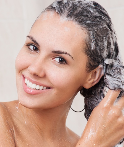 تنظيف الشعر من الخطوات المهمة للعناية بالشعر شرط عدم المبالغة بالغسل