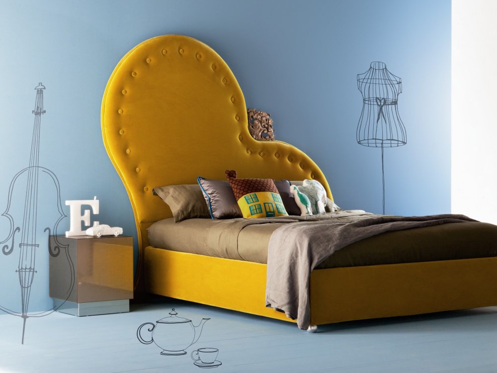 تصميم جريء لسرير غرفة النوم باللون الأصفر