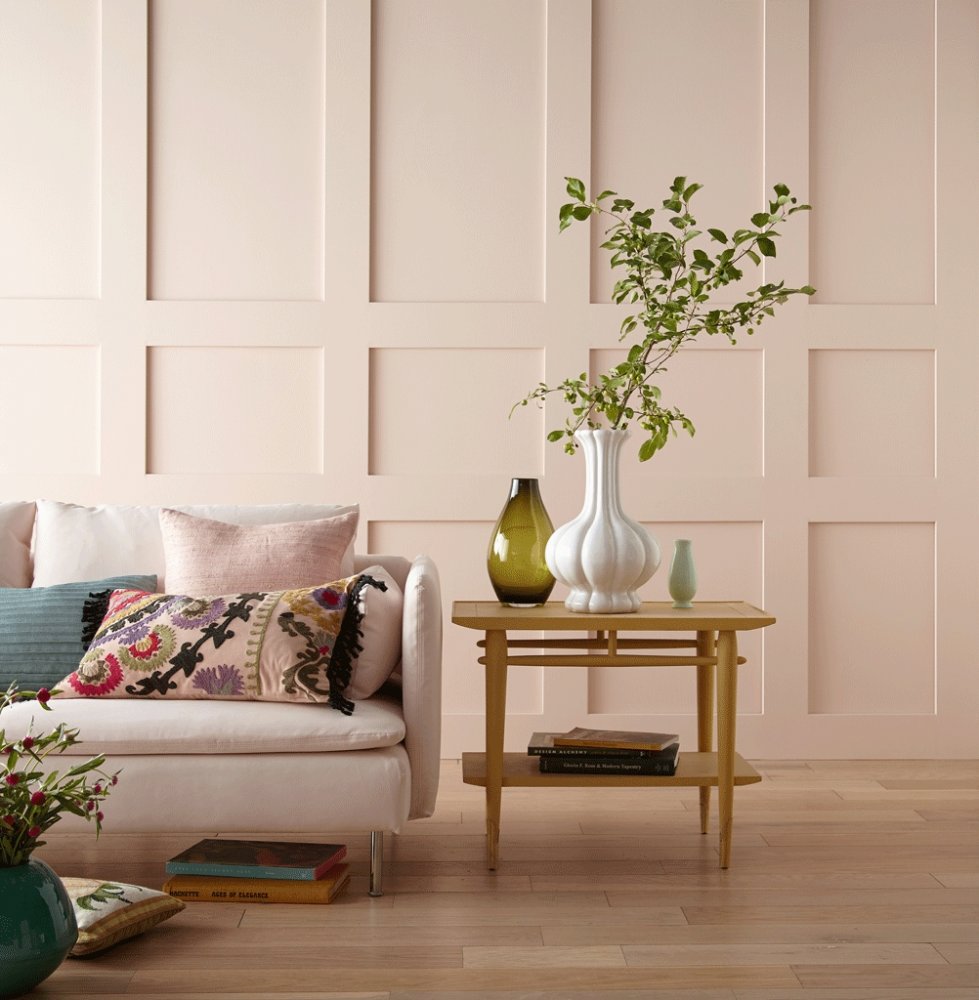  غرفة معيشة مودرن تتميز بديكورات حوائط بسيطة باللون الزهري الناعم